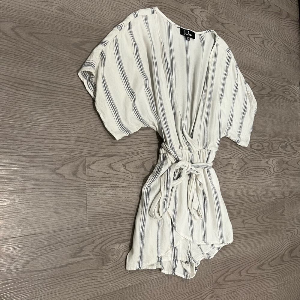 LULU’S - white vneck romper with black stripes, size XS, in perfect condition